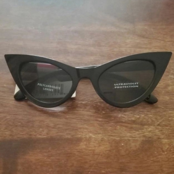 ♥︎NWOT SUNGLASSES♥︎ - Picture 2 of 12